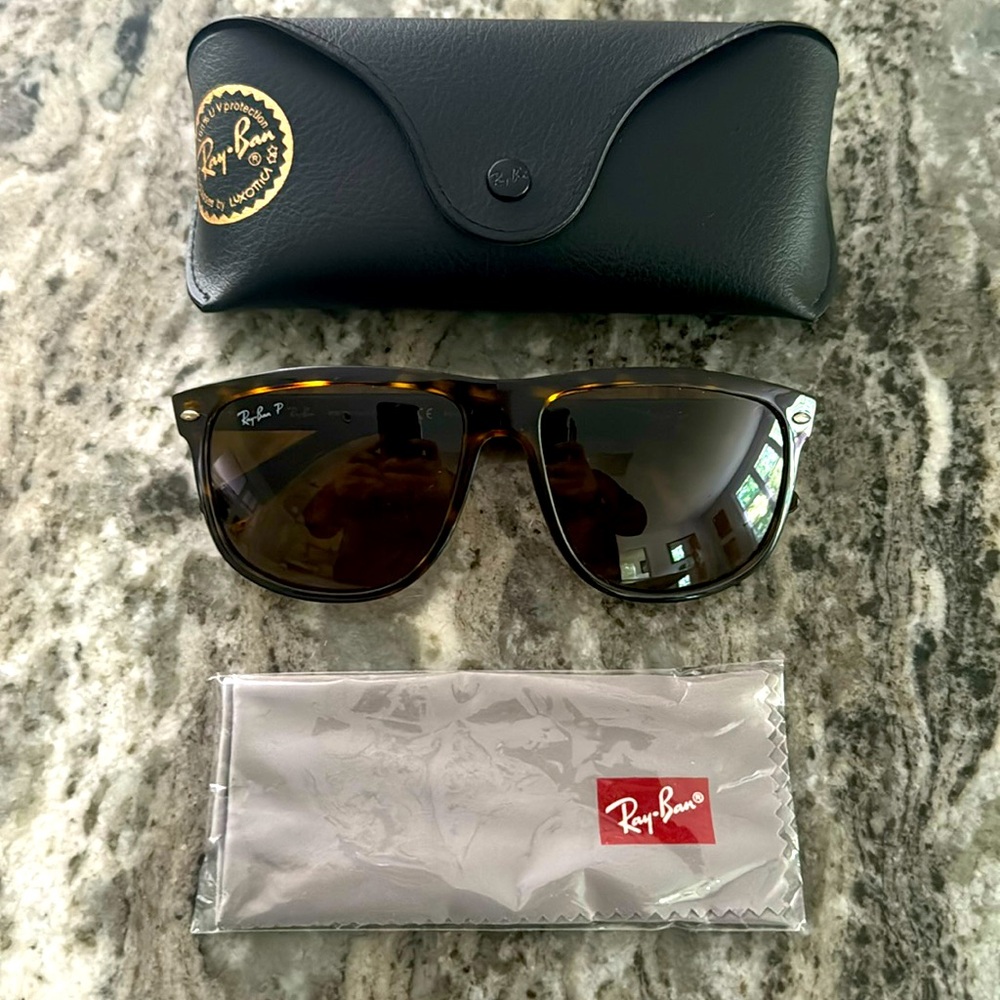 Like New Ray-Ban Boyfriend style polarized sunglasses. Made In Italy 60mm RB4147